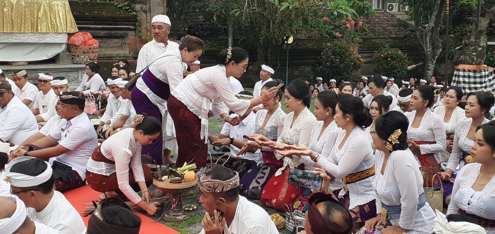 Prosesi Mejaya-jaya, Ribuan Calon PPPK  Padati Padmasana Kantor Bupati Gianyar
