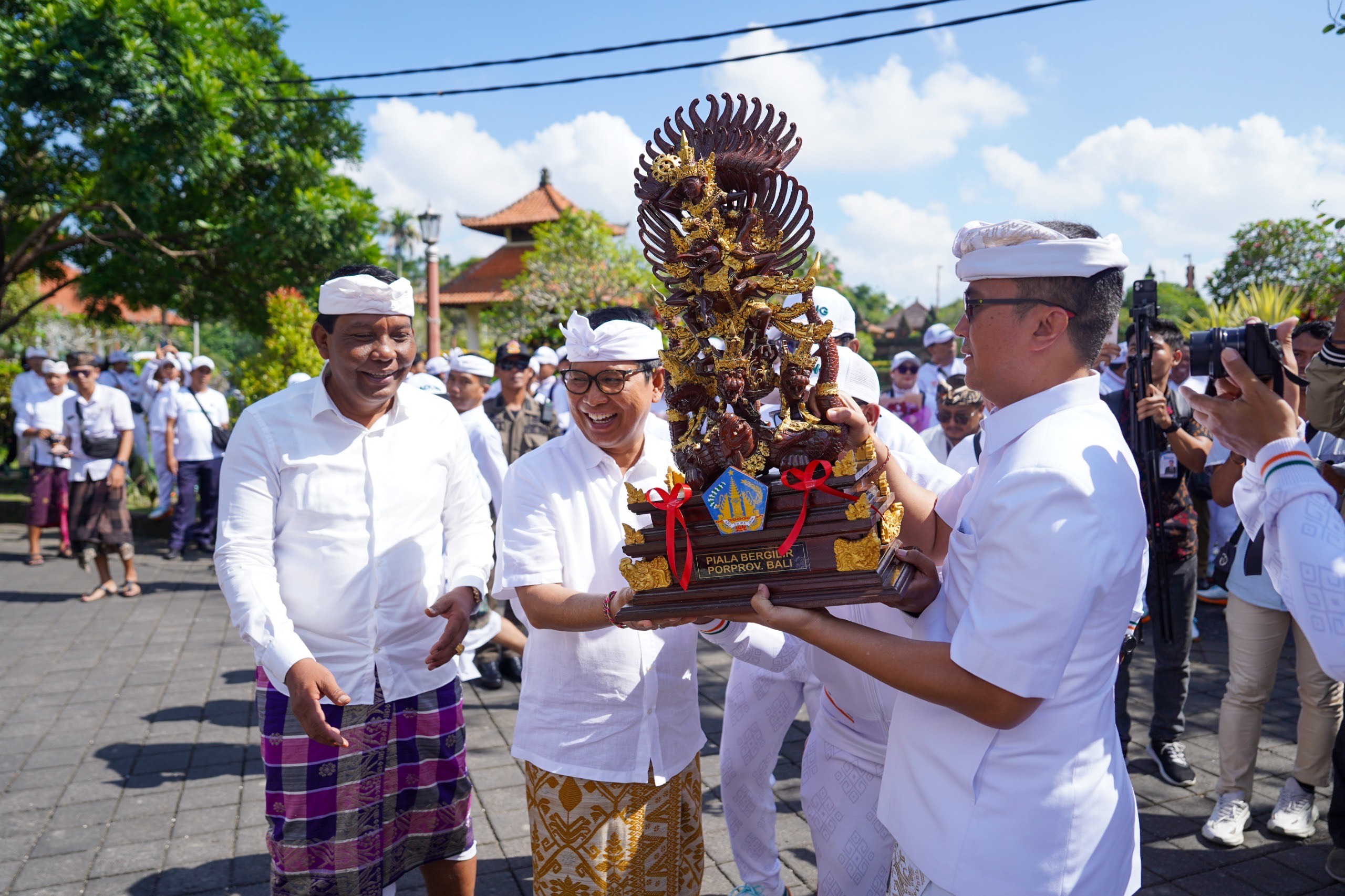 Badung Raih Juara Umum Porprov Bali Ke-16, Bupati Adi Arnawa Terima Piala Bersama Ketua DPRD