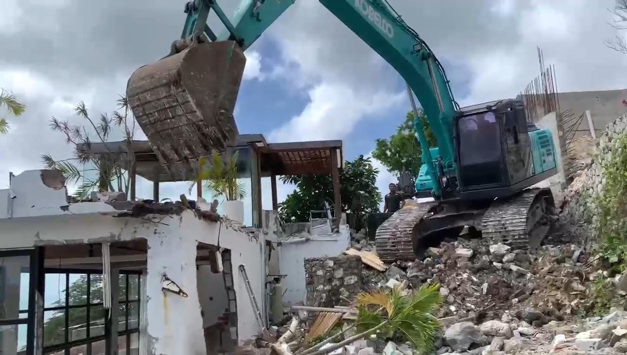 Kerahkan Alat Berat, Puing Bongkaran di Pantai Bingin Jadi Perhatian PUPR Badung