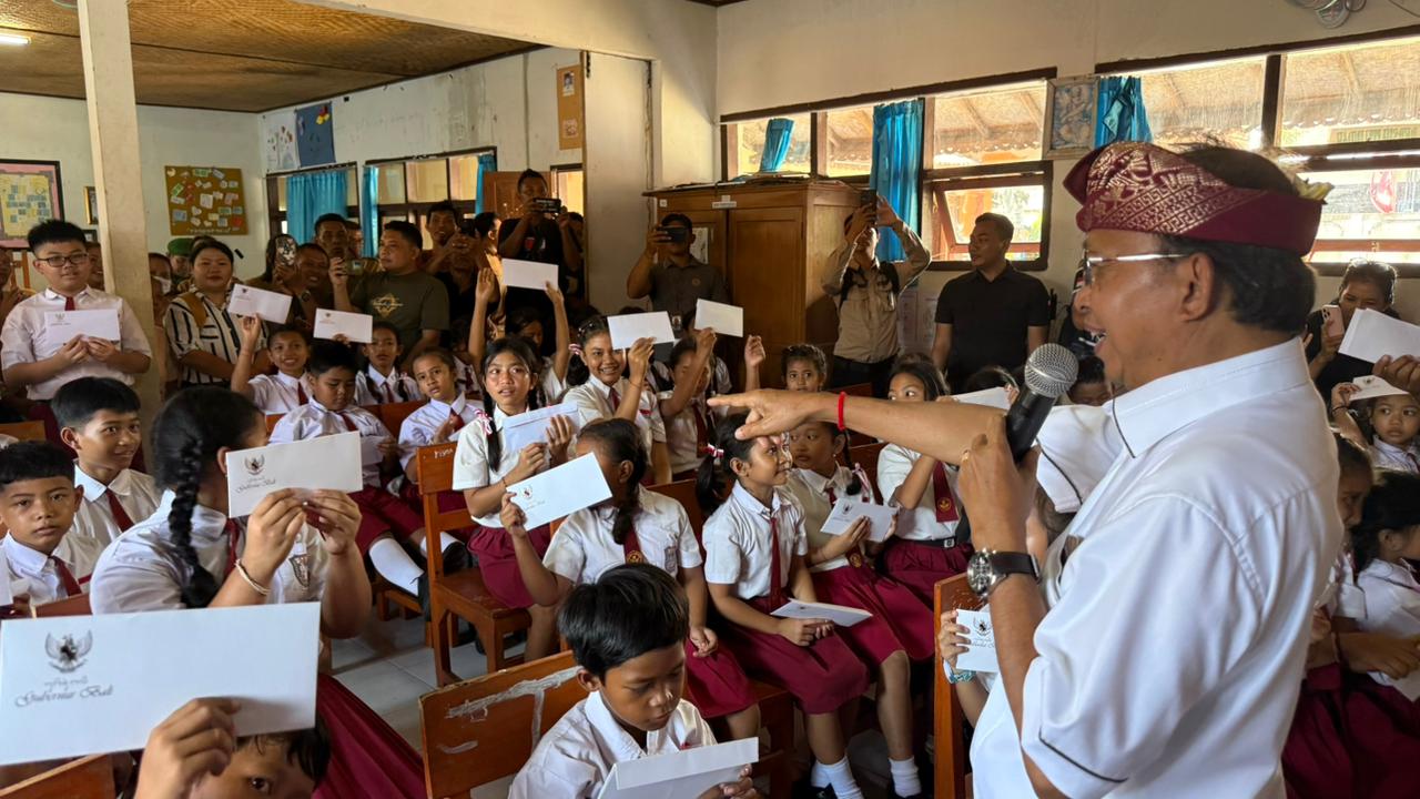 Gubernur Koster Serahkan Bantuan Gotong Royong Rp 129 Juta untuk Pemulihan SD N 5 Banjar Pasca Banjir Bandang