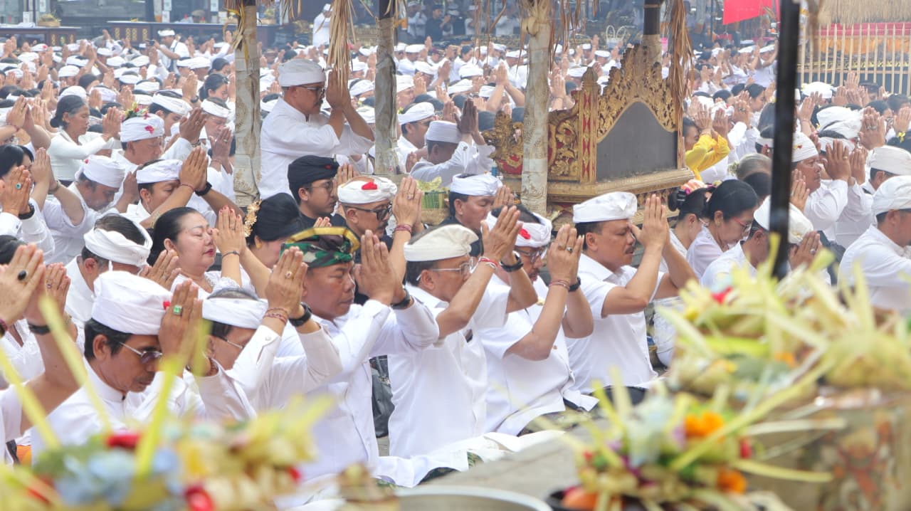 Penyineban IBTK 2026 di Pura Agung Besakih Resmi Ditutup, Gubernur Bali Turut Ngayah Megambel
